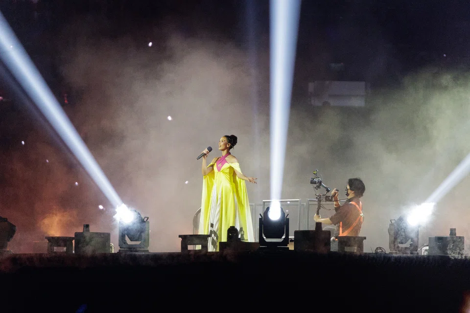 Iman Fandi muncul dalam ‘Babak 6: Go Beyond, Together’, iaitu babak penutup persembahan. Beliau mendendangkan lagu ‘Giants’ bersama The People’s Choir.