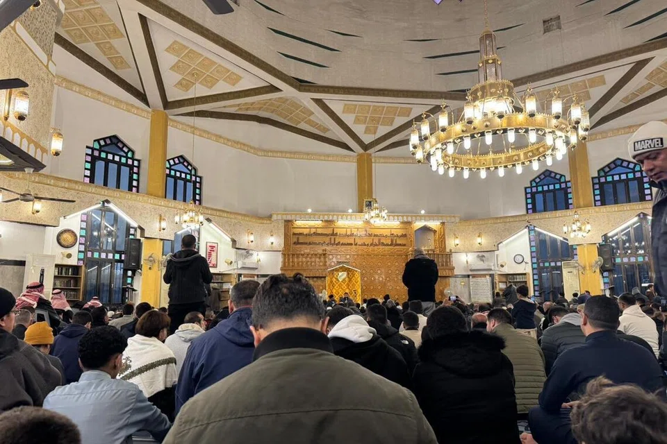 Penulis, Encik Muhammad Firdaus Norzulaini, melaksanakan solat sunat Hari Raya Aidilfitri di Masjid Nuh Qudho di Irbid, Jordan, pada 20 Mac. 