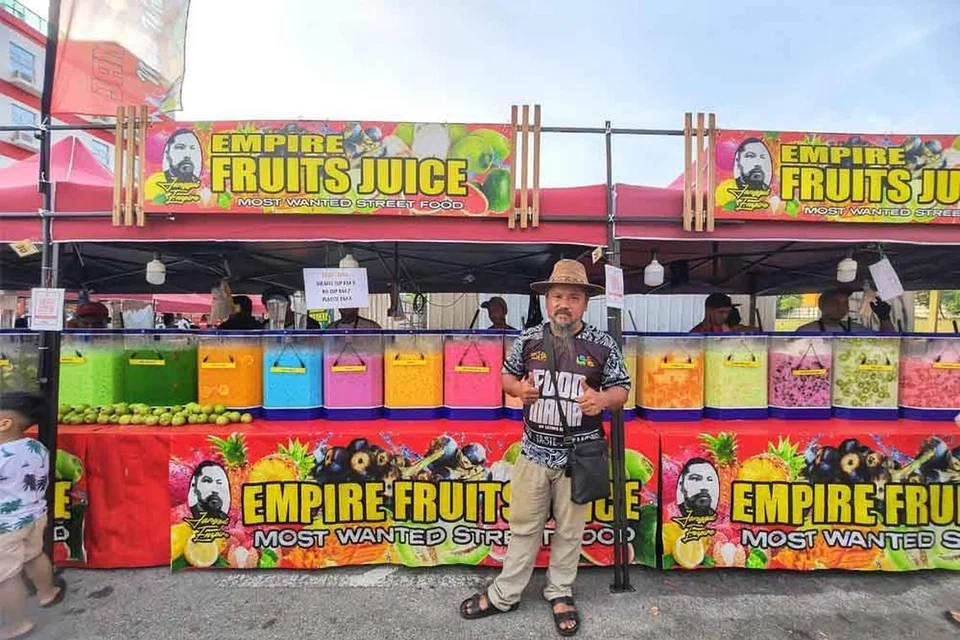 Cuaca panas melariskan perniagaan Encik Kamarul Azizie Abdul Rahim, 51 tahun, yang menjual air balang pelbagai perisa di bazar di Nilai, Negeri Sembilan. 