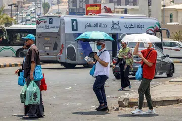 Jemaah haji yang berada di Makkah pada 20 Jun menggunakan payung dalam keadaan cuaca panas melampau di Arab Saudi. 