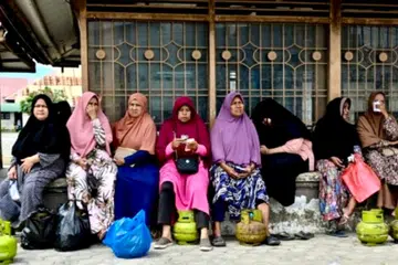 Para penduduk membawa balang gas seberat tiga kilogram yang kosong untuk menukarnya bagi membeli balang gas baru. 