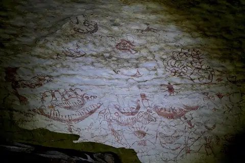 Lukisan berwarna merah di dinding Gua Lukisan yang dijumpai ahli arkeologi.                 