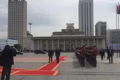 Perdana Menteri Lee Hsien Loong (kanan) memeriksa barisan kawalan kehormat dengan diiringi rakan sejawatannya dari Mongolia, Encik Jargaltulga Erdenebat. 