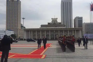 Perdana Menteri Lee Hsien Loong (kanan) memeriksa barisan kawalan kehormat dengan diiringi rakan sejawatannya dari Mongolia, Encik Jargaltulga Erdenebat. 