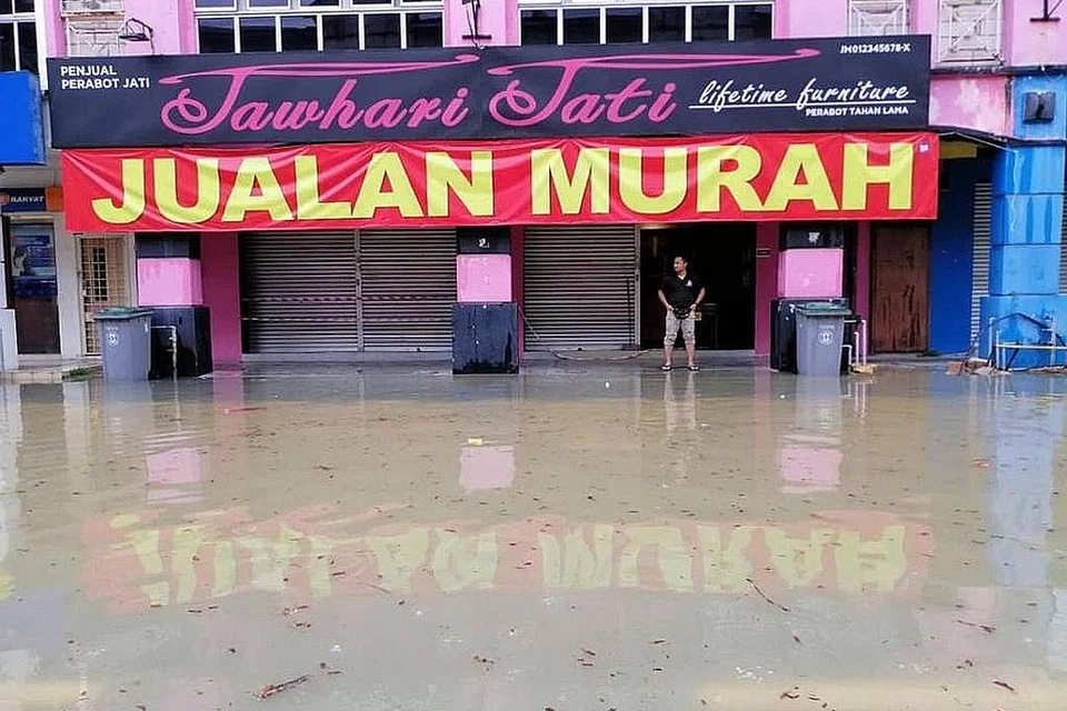 TERPAKSA DITUTUP: Banjir di bandar Kota Tinggi menyebabkan kedai perabot Jawhari Furniture Gallery dinaiki air pada 3 Januari lalu. - Foto ihsan MOHD KHAFIZ BACHOK