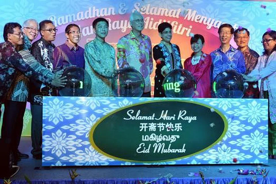 PENYALAAN LAMPU: Para Anggota Parlimen GRC Marine Parade, Dr Fatimah Lateef (lima dari kanan), dan Encik Tan Chuan-Jin (lima dari kiri) dan Cik Tin Pei Ling (empat dari kanan) bersama Menteri Kanan Emeritus, Encik Goh Chok Tong (tengah), antara yang merasmikan penyalaan Lampu Hari Raya di Geylang Serai Sabtu lalu. Beberapa AP Melayu yang turut serta ialah Menteri Negara (Pembangunan Negara merangkap Pertahanan), Dr Mohamad Maliki Osman (empat dari kiri), dan AP GRC Bishan-Toa Payoh, Encik Zainudin Nordin (tiga dari kiri).
