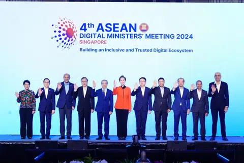 Menteri Perhubungan dan Penerangan, Cik Josephine Teo (tengah) bersama menteri digital di Mesyuarat Menteri-Menteri Digital Asean yang diadakan buat pertama kali di Singapura sejak 2013.