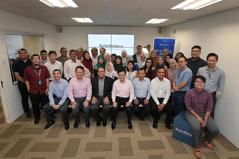 BERSAMA WARGA BH: Kakitangan BH bergambar bersama Encik Heng untuk merakam kenangan lawatan beliau ke bilik berita BH semalam. - Foto BH oleh JASON QUAH 