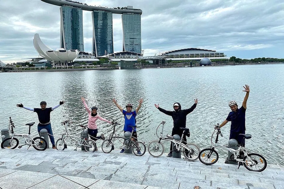 TEROKA SG: Bersama kelab basikal, Synergy Cycling, Cik Ayu menerokai celah-celah Singapura yang hanya dapat di lihat melalui basikal bersama ejen hartanah yang lain. - Foto ihsan AYU YANTI