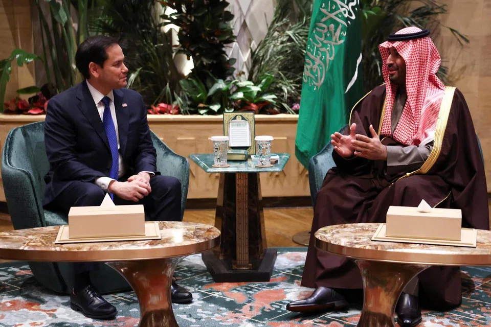 Setiausaha Negara Amerika, Encik Marco Rubio (kiri), mengadakan pertemuan dengan Putera Mahkota Saudi Mohammed bin Salman. 