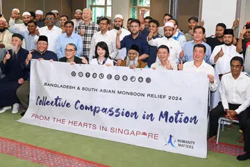 Menteri Negara (Ehwal Dalam Negeri merangkap Pembangunan Sosial dan Keluarga), Cik Sun Xueling (depan, empat dari kiri), bersama Timbalan Mufti Singapura, Ustaz Dr Mohammad Hannan Hassan (dua dari kiri), di majlis pelancaran kempen pengumpulan dana untuk Bangladesh, India dan Nepal, di Masjid Bencoolen, pada 3 September.