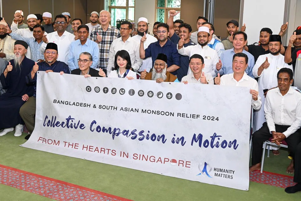 Menteri Negara (Ehwal Dalam Negeri merangkap Pembangunan Sosial dan Keluarga), Cik Sun Xueling (depan, empat dari kiri), bersama Timbalan Mufti Singapura, Ustaz Dr Mohammad Hannan Hassan (dua dari kiri), di majlis pelancaran kempen pengumpulan dana untuk Bangladesh, India dan Nepal, di Masjid Bencoolen, pada 3 September.