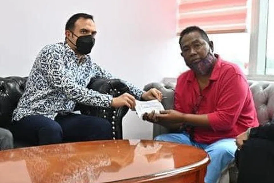DAPAT BANTUAN: Ibnor Riza (kanan) menerima sumbangan pemberian Perdana Menteri Malaysia, Datuk Seri Anwar Ibrahim, yang diserahkan oleh Setiausaha Politik beliau, Encik Ahmad Farhan Fauzi. 