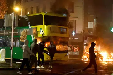 CETUS RUSUHAN: Sebuah bas dan kenderaan polis turut dibakar ketika rusuhan susulan serangan pisau yang menyebabkan beberapa individu cedera termasuk kanak-kanak di Dublin, Ireland, pada Khamis.
