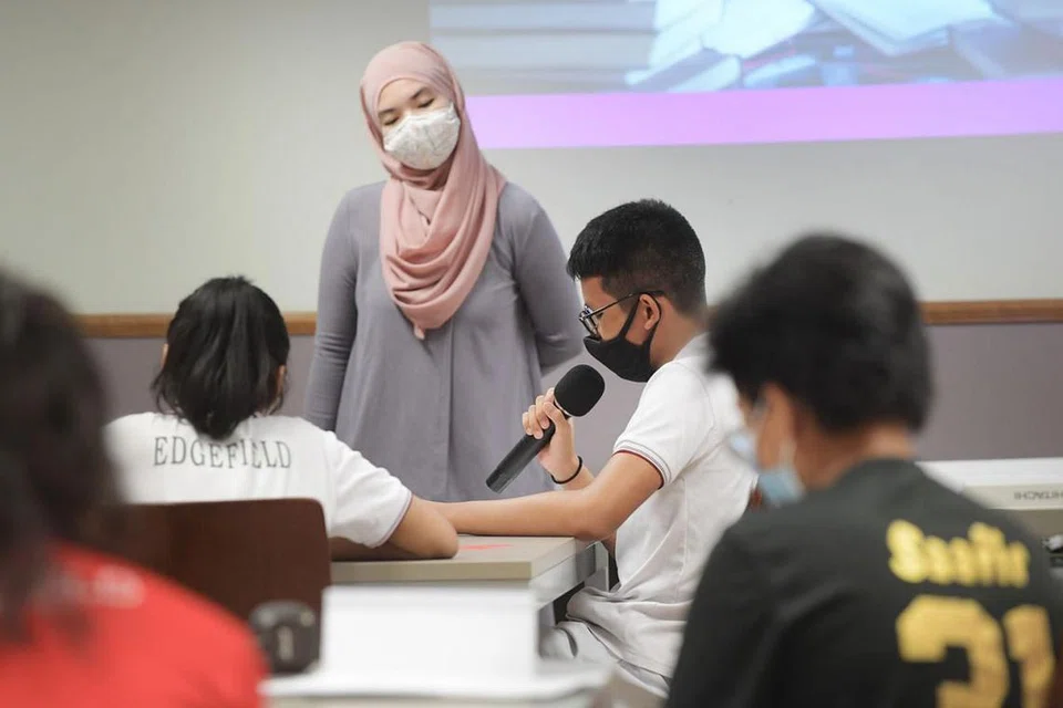 BELAJAR LONTAR SUARA, ASPEK TEKNIKAL: Pelajar diajar bagaimana mengawal suara agar lebih lantang dan bertenaga apabila bercakap semasa podcast. Wartawan Siti Aisyah Nordin juga mengajar sofwe mana yang sesuai untuk digunakan pelajar bagi proses menyunting audio. - Foto BH oleh ALPHONSUS CHERN 