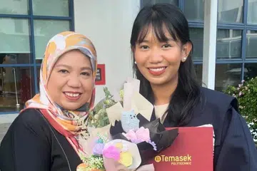 Cik Irysa Nasha Abdul Malek (kanan) bersama ibunya, Cik Nor Azean Ibrahim, pada upacara penyampaian diplomanya. Cik Irysa Nasha meraih diploma dalam perakaunan dan kewangan daripada Politeknik Temasek pada Mei 2024.