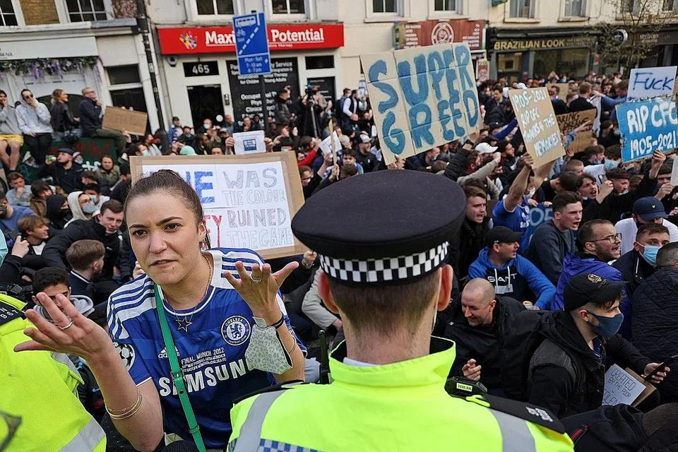 TENTANGAN HEBAT: Sekitar seribu penyokong Chelsea dan Brighton berhimpun di luar Stamford Bridge sebelum perlawanan antara kededua kelab itu semalam, untuk membantah rancangan menubuhkan Liga Super Eropah. - Foto AFP