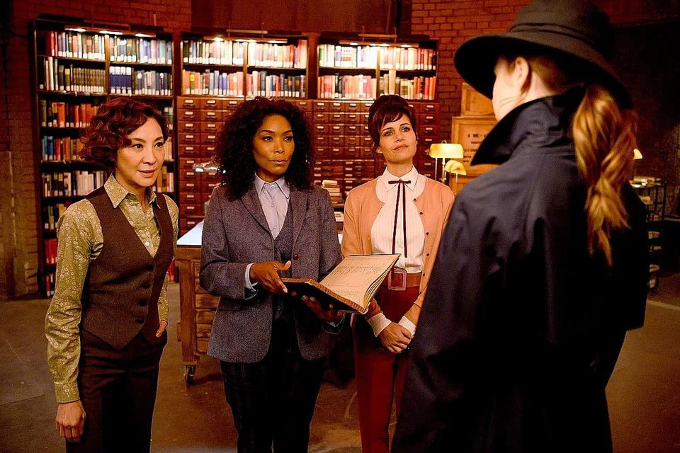 PUSTAKAWAN DENGAN MISI BAHAYA: Pelakon wanita handalan (dari kiri), Michelle Yeoh, Angela Bassett dan Carla Gugino, menghidupkan kisah pembunuh upahan wanita yang punya kisah balik tabir di sebalik tugas murni mereka di mata awam. - Foto SHAW ORGANISATION