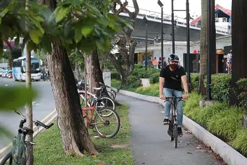LEBIH BANYAK LALUAN BERBASIKAL: Beberapa kawasan letak kenderaan yang terpilih mungkin akan diubah menjadi laluan berbasikal, dalam masa sedekad. - Foto fail
