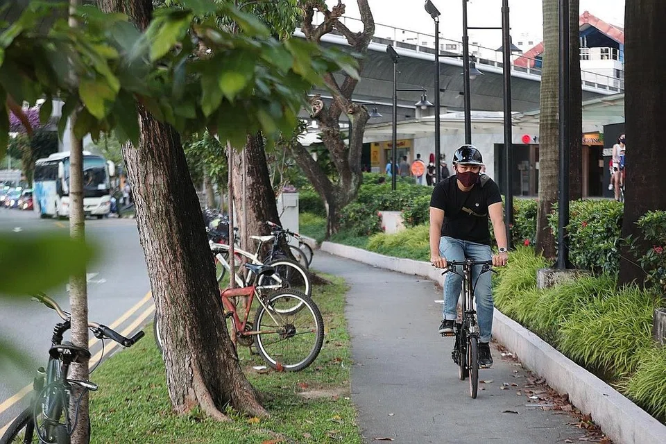 LEBIH BANYAK LALUAN BERBASIKAL: Beberapa kawasan letak kenderaan yang terpilih mungkin akan diubah menjadi laluan berbasikal, dalam masa sedekad. - Foto fail
