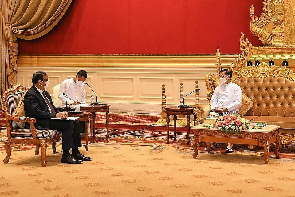 TEMU PEMIMPIN JUNTA: Gambar yang diberikan pasukan maklumat tentera Myanmar ini menunjukkan Encik Prak Sokhonn (kiri) bertemu dengan Jeneral Min Aung Hlaing semasa lawatan wakil khas Asean itu ke Myanmar baru-baru ini. - Foto AFP