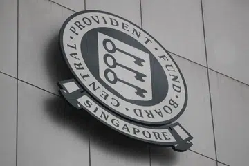 BERHATI-HATI: Pemerintah mesti menilai dengan teliti sebarang saranan menggunakan secara lebih liberal simpanan pencarum CPF. - Foto fail