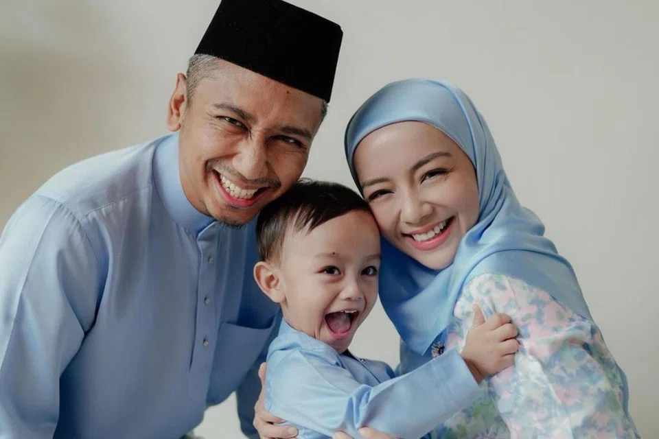 Mira Filzah (kanan) ceria menyambut kemuliaan Syawal bersama suami, Wan Emir Astar Wan Mohammad Khair-il Anuar (kiri), dan anak mereka, Wan Khair Amir.