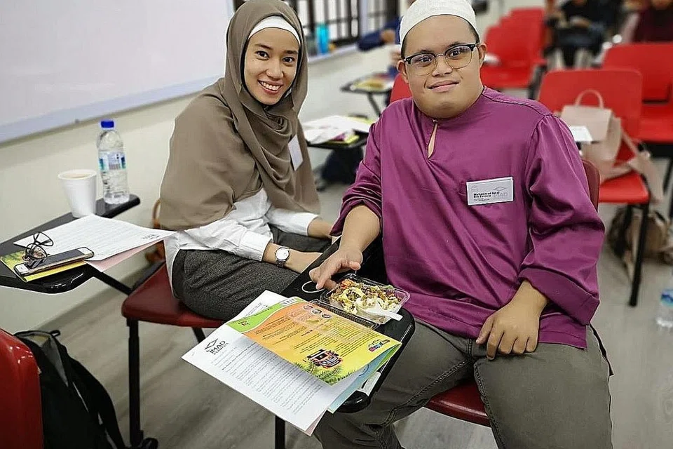 HADIRI BENGKEL: Encik Muhammad Iqbal bin Zakaria (berbaju ungu) menghadiri bengkel Al-Qur'an anjuran Imad Perdaus bersama kakak beliau, Cik Nur Camellia bte Zakaria, pada awal tahun ini. - Foto PERDAUS