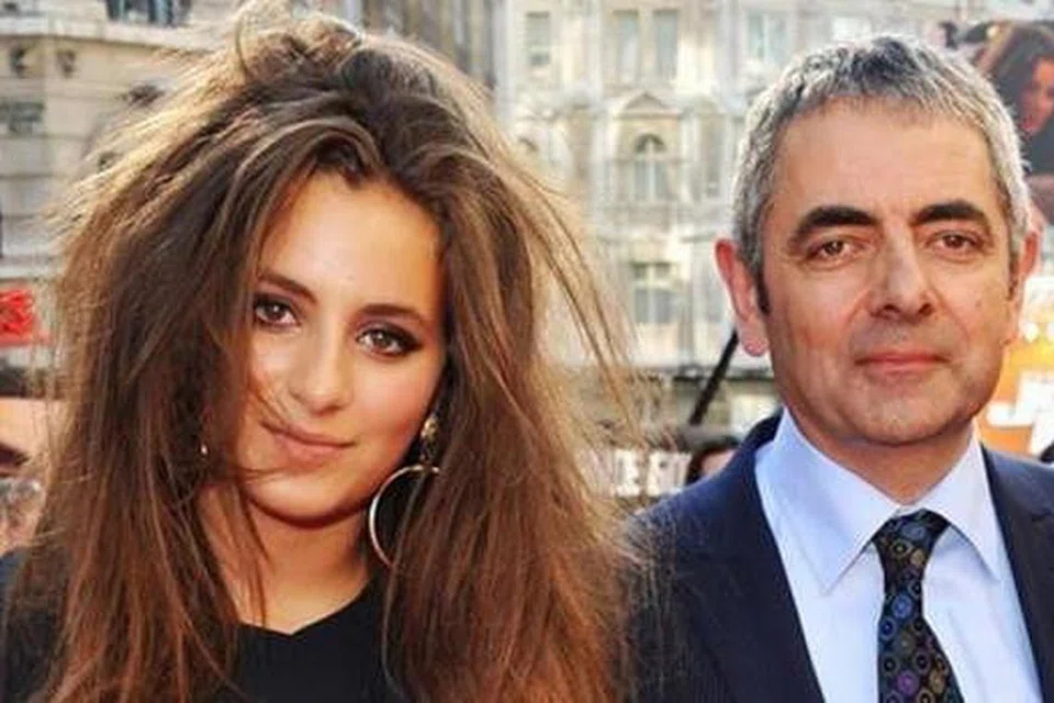TAJA IMPIAN ANAK: Rowan Atkinson membelanjakan £10,000 bagi video muzik anaknya, Lily, demi merealisasikan impiannya menjadi bintang terkenal dalam bidang hiburan. - FOTO PALM-NEWS