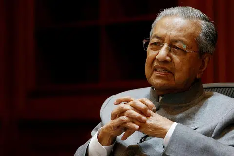 TUN DR MAHATHIR: Mahu kukuhkan nilai ringgit. - Foto REUTERS