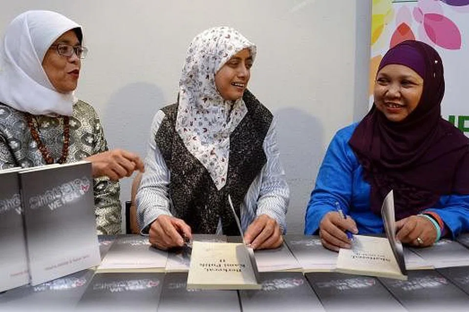 SOKONGAN PERLU: CIk Halimah (kiri) bersama Dr Radiah salem (tengah) dan Cik Yohanna Abdullah, di majlis pelancaran buku kedua Kelab Heal. - Foto TAUFIK A. KADER
