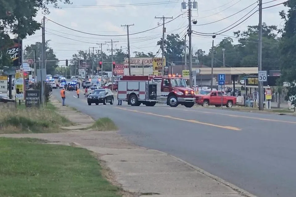 Tembakan berlaku di kedai runcit Mad Butcher di Fordyce, sebuah bandar dengan 3,200 orang penduduk, kira-kira  100 kilometer ke selatan Little Rock di Amerika Syarikat.