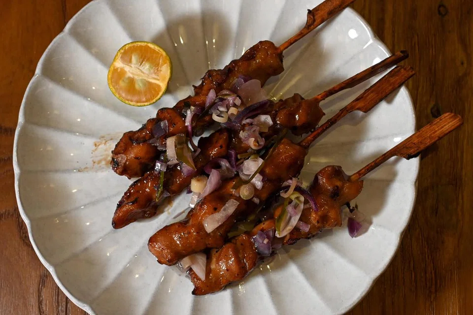 ‘Yakitori’ – daging ayam ala Jepun yang dicucuk lidi – disajikan dengan sambal ‘matah’ – asal Bali – pada harga $8.90. 