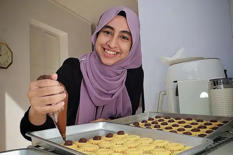 PASANG SURUT PERNIAGAAN: Cik Sharifah Umairah, pemilik Y.ummybitz, terpaksa meningkatkan harga produk-produk beliau kerana bahan-bahan semakin mahal. - Foto BM oleh KHALID BABA