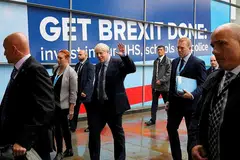 MASIH TERUSKAN USAHA: Encik Johnson (tengah, sedang melambai) dilihat di luar lokasi persidangan tahunan Parti Konservatif Britain di Manchester pada 29 September lalu. - Foto REUTERS