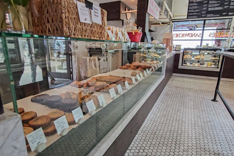 Kedai roti artisanal yang menawarkan pelbagai jenis pastri segar dan roti buatan sendiri ini adalah sebahagian sesi makan daripada “Granville Island Uncorked Tour”.