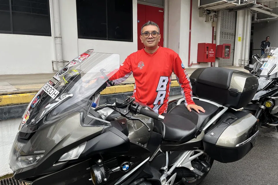 Pengasas BMW Riding Kakis, Encik Mohamed Tajudin Samat, 60 tahun, adalah salah seorang daripada 100 sukarelawan penunggang motosikal yang terlibat dalam pengagihan pakej bagi inisiatif ‘Charity on Wheels’ yang diadakan pada 11 Ogos. 