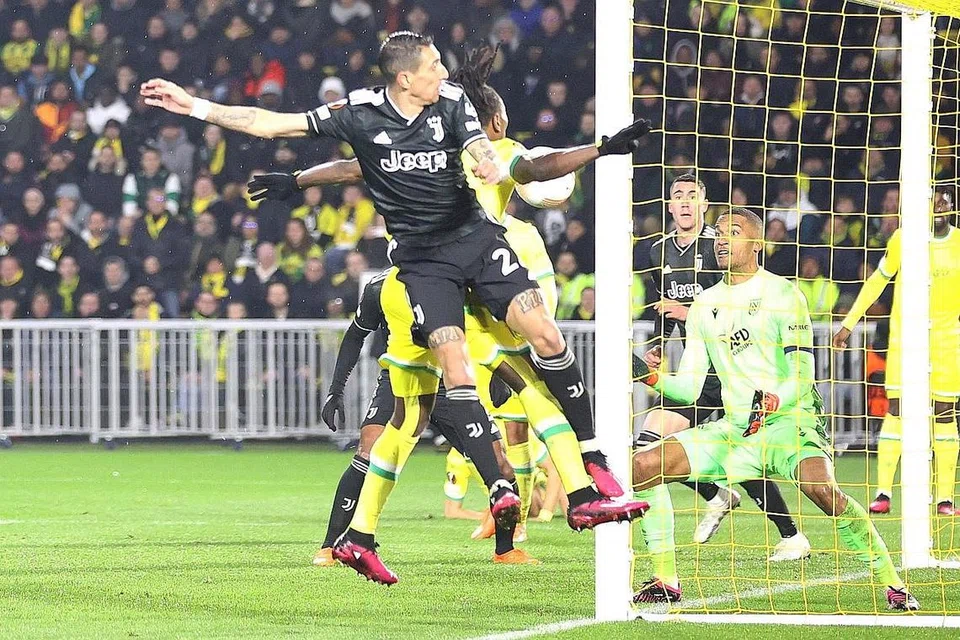 GOL! GOL! GOL!: Pemain Juventus (jersi hitam) Angel di Maria menjaringkan gol 'hat-trick'nya menentang Nantes. Juventus menang 3-0 dan mara ke pusingan seterusnya. - Foto EPA-EFE