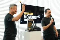 LANCAR INISIATIF KEBAIKAN: Encik Greg Seow, Ketua Perbankan Global, Maybank Singapura (kiri)  dan Encik Aditya Laroia, Ketua Pegawai Eksekutif (CEO), MayBank Securities melancarkan dagangan untuk kebaikan MayBank securities.