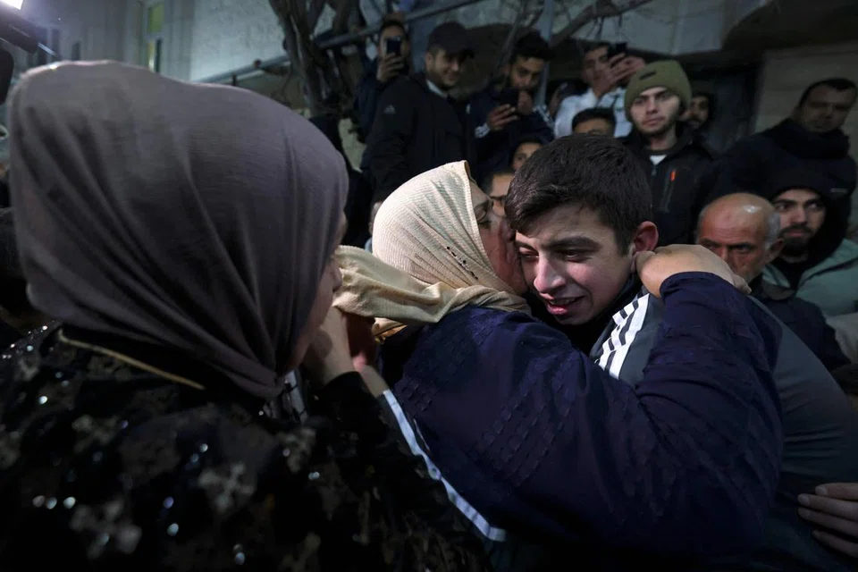 HARAP GENCATAN BERPANJANGAN: Banduan Palestin, Encik Khalil Zama (kanan) memeluk saudaranya sejurus dibebaskan dari penjara Israel di bawah pertukaran tebusan untuk tahanan ketika pemberhentian sementara perang selama empat hari.