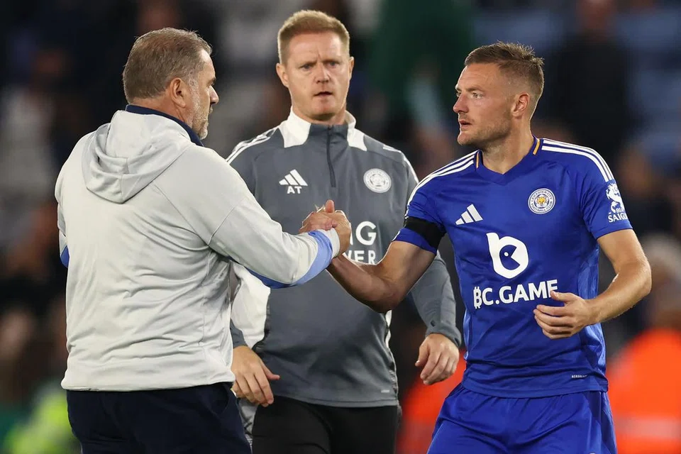 Penyerang Leicester City, Jamie Vardy (kanan) berjabat tangan dengan ketua jurulatih Tottenham Hotspur, Ange Postecoglou, selepas perlawanan mereka di Stadium King Power pada 19 Ogos. Perlawanan itu berkesudahan 1-1.