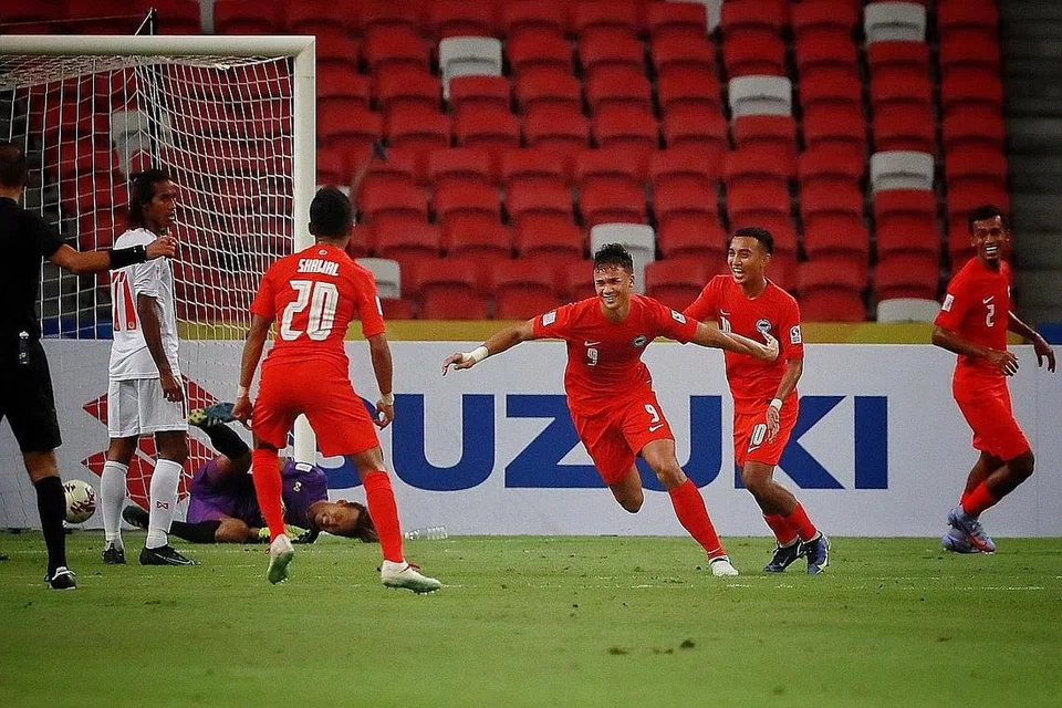 SENTUHAN HEBAT: Ikhsan meraikan golnya semasa membantu Singa membuka tirai kejohanan dengan kemenangan di hadapan lebih 7,500 penyokong di Stadium Negara malam kelmarin. - Foto-Foto BH oleh JASON QUAH