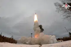 Foto fail menunjukkan peluru berpandu nuklear balistik antara benua, Yars, ditembak semasa latihan dari Plesetsk di wilayah Arkhangelsk Utara, Russia.