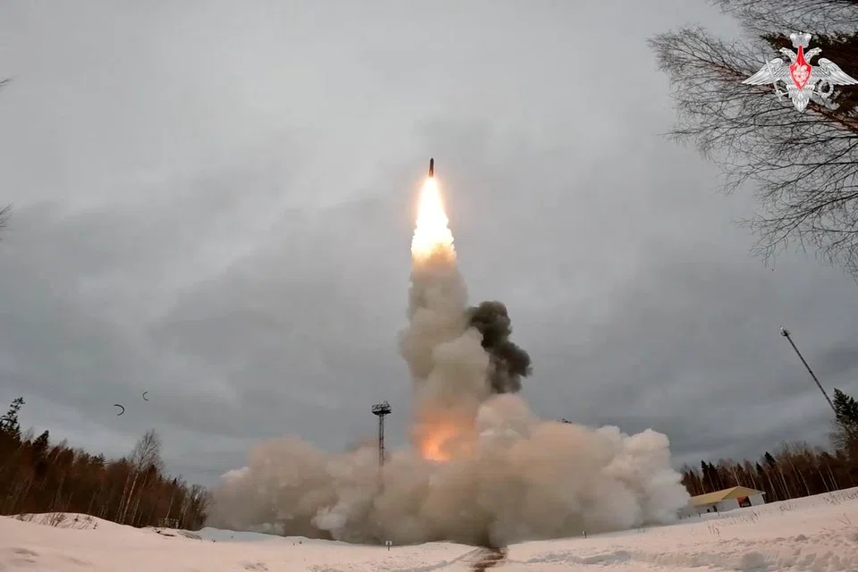 Foto fail menunjukkan peluru berpandu nuklear balistik antara benua, Yars, ditembak semasa latihan dari Plesetsk di wilayah Arkhangelsk Utara, Russia.