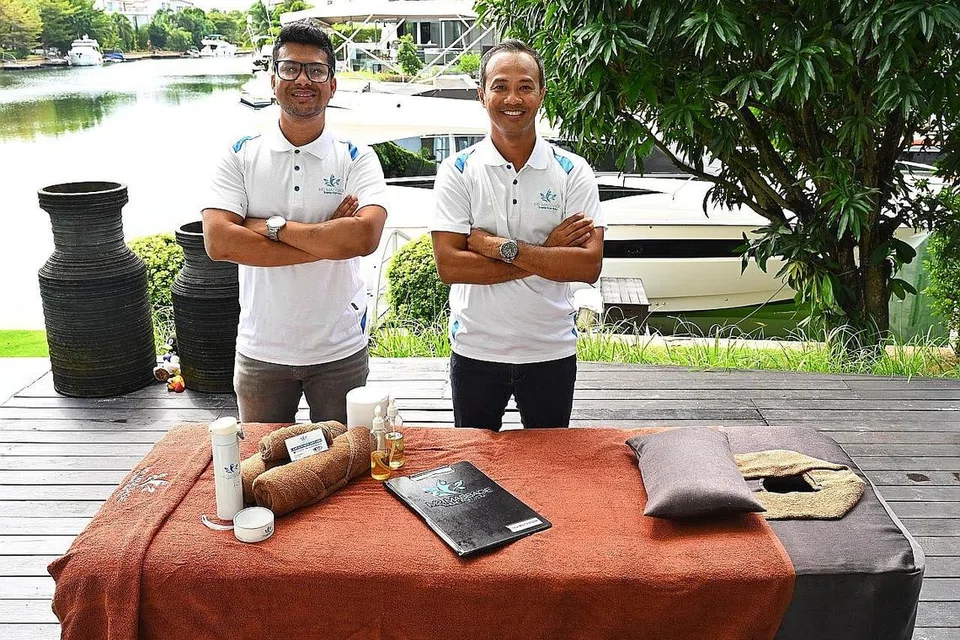 SEHATI SEJIWA: Encik Hafizul Abdul Ghani (kiri) dan Encik Muhammad Faizal Mohd Nor, memulakan perniagaan M2 Massage yang menawarkan khidmat urut dengan pengalaman spa di rumah sejak 2018. Encik Hafizul juga merupakan antara 12 tukang urut di bawah syarikat itu. - Foto-foto BH oleh KHALID BABA