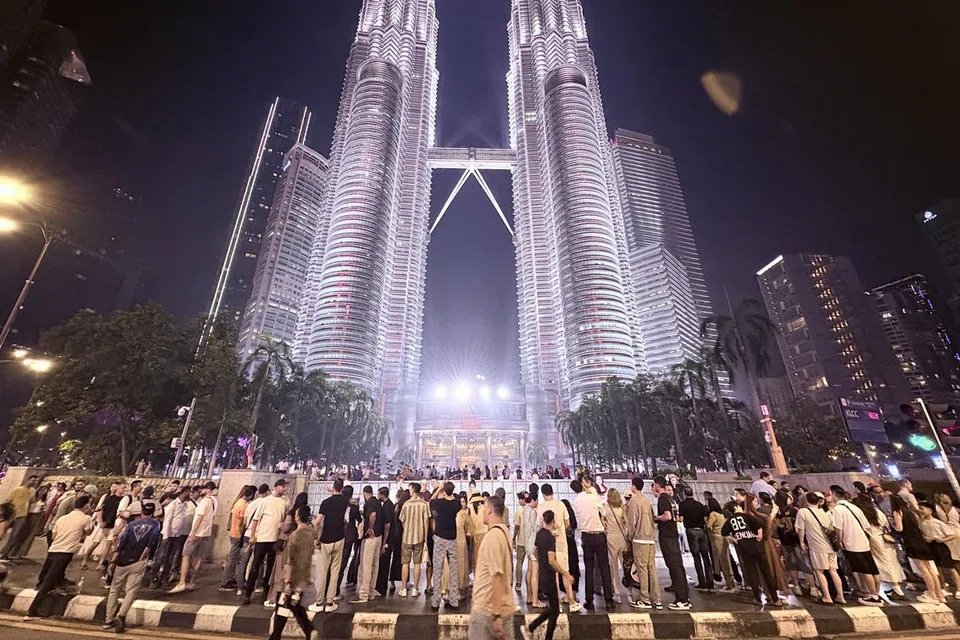 Beberapa sudut di pekarangan Menara Berkembar Petronas atau lebih dikenali sebagai KLCC menjadi tumpuan puluhan jurugambar amatur yang menawarkan khidmat merakamkan gambar kenangan buat pelancong.