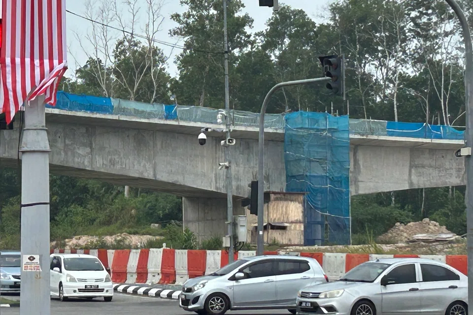 Salah satu CCTV milik Majlis Perbandaran Pengerang (MPP) yang terletak di persimpangan jalan utama selepas Tol Penawar, Pengerang.
