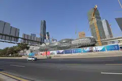 SUASANA LENGANG: Gambar yang dirakamkan pada 24 Mei lalu, sempena hari pertama Hari Raya Aidilfitri, di lebuh raya utama di ibu kota Riyadh, menunjukkan keadaan trafik yang hampir tiada kenderaan, menyusuli langkah kerajaan mengenakan perintah sekatan 24 jam bagi membendung penularan koronavirus. 