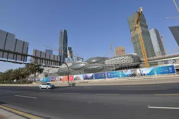 SUASANA LENGANG: Gambar yang dirakamkan pada 24 Mei lalu, sempena hari pertama Hari Raya Aidilfitri, di lebuh raya utama di ibu kota Riyadh, menunjukkan keadaan trafik yang hampir tiada kenderaan, menyusuli langkah kerajaan mengenakan perintah sekatan 24 jam bagi membendung penularan koronavirus. 