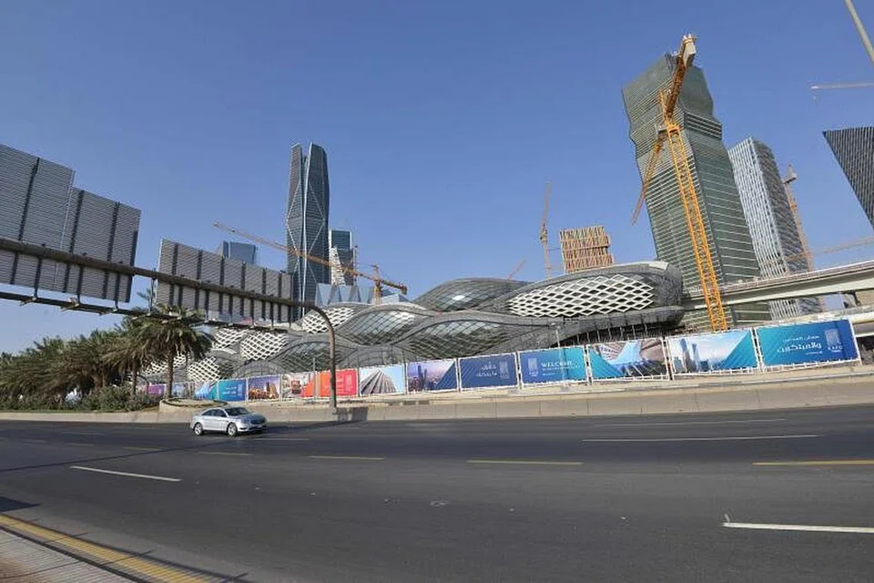 SUASANA LENGANG: Gambar yang dirakamkan pada 24 Mei lalu, sempena hari pertama Hari Raya Aidilfitri, di lebuh raya utama di ibu kota Riyadh, menunjukkan keadaan trafik yang hampir tiada kenderaan, menyusuli langkah kerajaan mengenakan perintah sekatan 24 jam bagi membendung penularan koronavirus. 